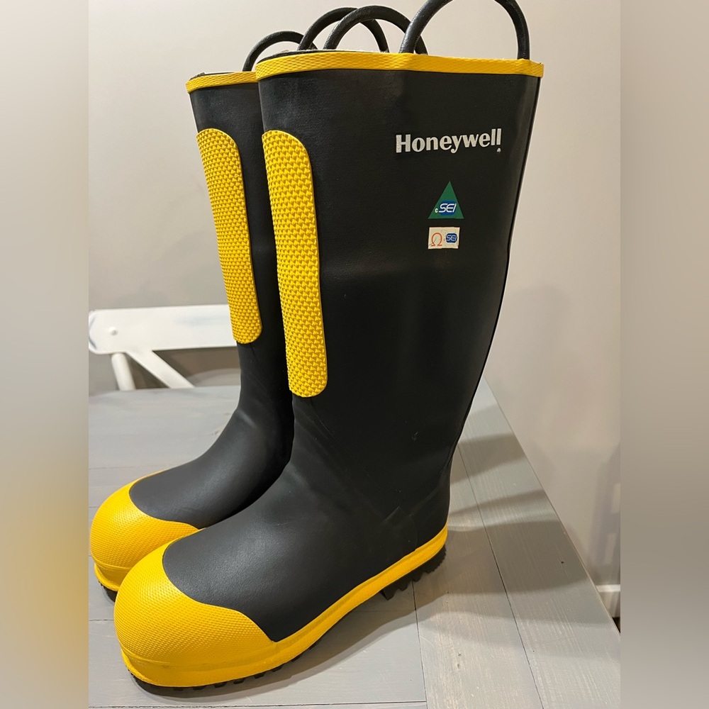 Honeywell ranger1500 insulated rubber Steel toe safety boot 7.5 wide